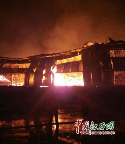 江西家具厂发生火灾烧6小时 共11辆消防车出动