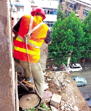 郑州:一阵大风把六楼阳台吹掉了!砸坏路灯没伤着人