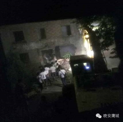 河南母子称深夜被人闯入家中打昏抬走 房屋遭强拆