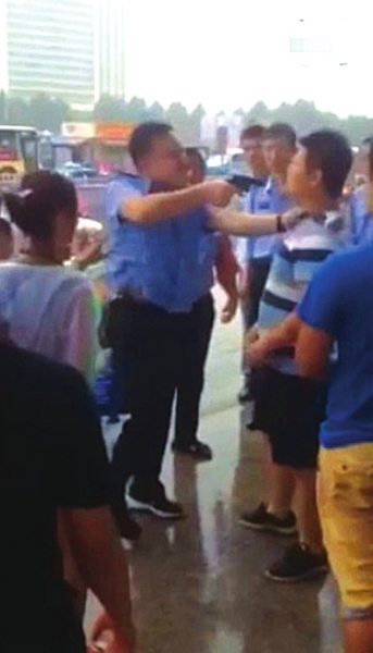山东警察推搡中拔枪指男子头：想袭警？欢迎啊！