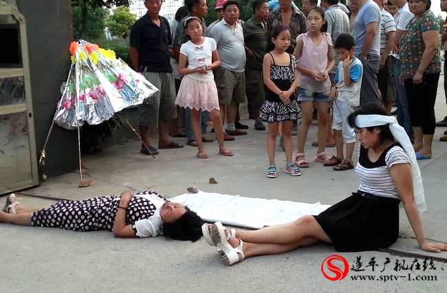 患者因抑郁症医院跳楼自杀 家属围堵医院讨要说法