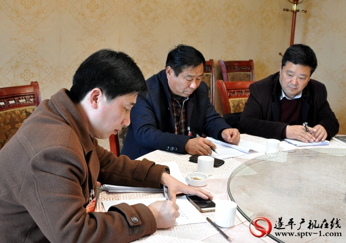 人大代表填写议案、建议 摄影:建明