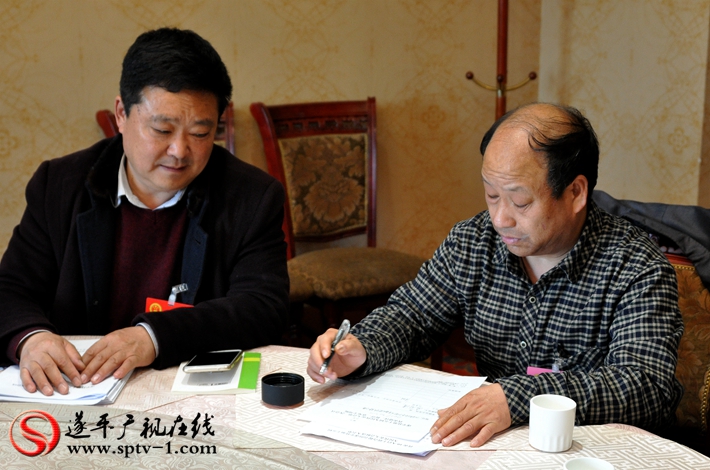 人大代表团组织代表填写议案、建议 摄影:建明