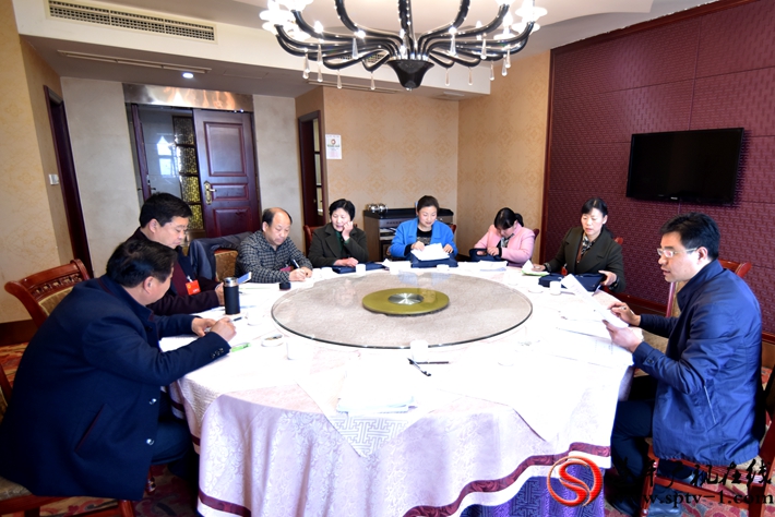 代表团组织代表填写代表议案、意见和建议