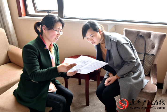 会务组人员搜集议案、建议 摄影:建明