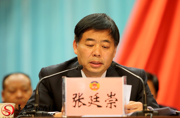 图为:政协第九届遂平县委员会副主席张廷崇主持会议。摄影:建明 冠红