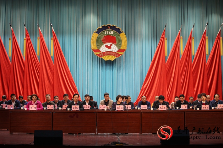 图为:政协第九届遂平县委员会第一次会议选举大会现场。摄影:建明 冠红