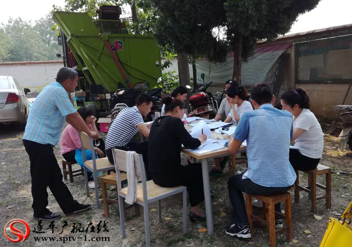 图为:村扶贫工作现场。