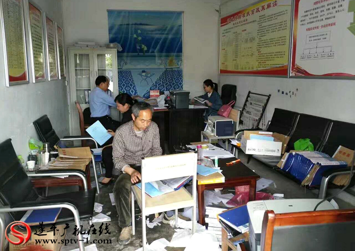 图为:乡镇扶贫办工作现场。