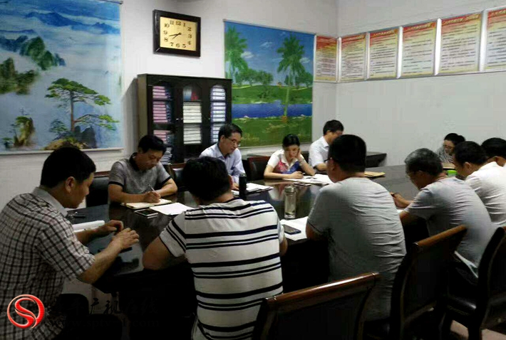 图为:夜间,县扶贫办在乡镇开会指导工作。