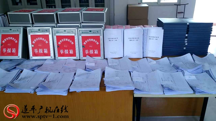 图为:各乡镇自行印制的脱贫攻坚材料。