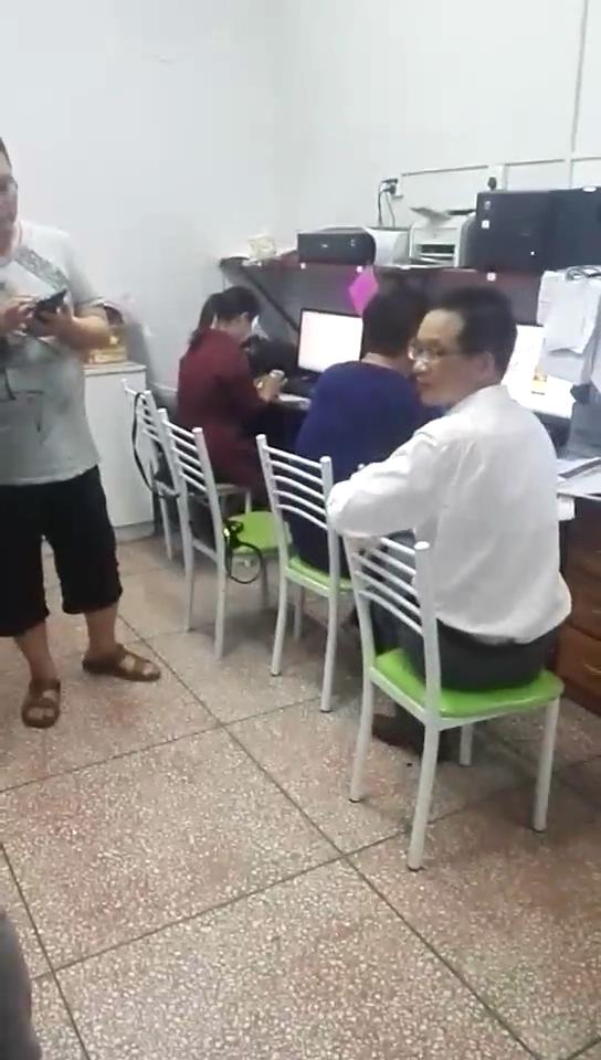图为:县扶贫办加班至凌晨。