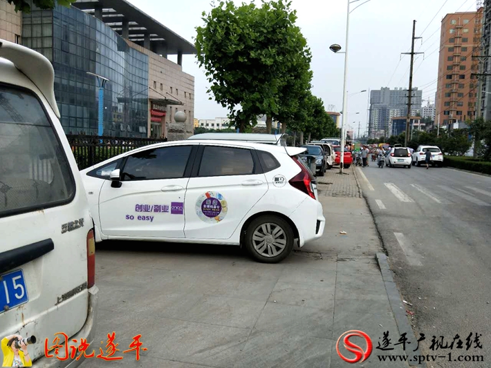 图3:金山北路艺术中心西侧路东,路边的人行道被私家车“霸占”,把人行道堵得是严严实实,就像一个停车场。