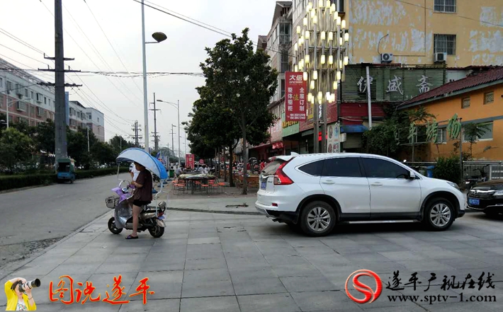 图2:金山北路艺术中心北侧路东,时间还不到18点,路边的人行道已经被夜市餐饮“霸占”,行人只有走到快车道上。
