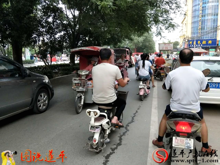 图1:国槐路与金山路(中英街)交叉口,做生意的占道经营,私家车随意乱停,造成交通拥堵。