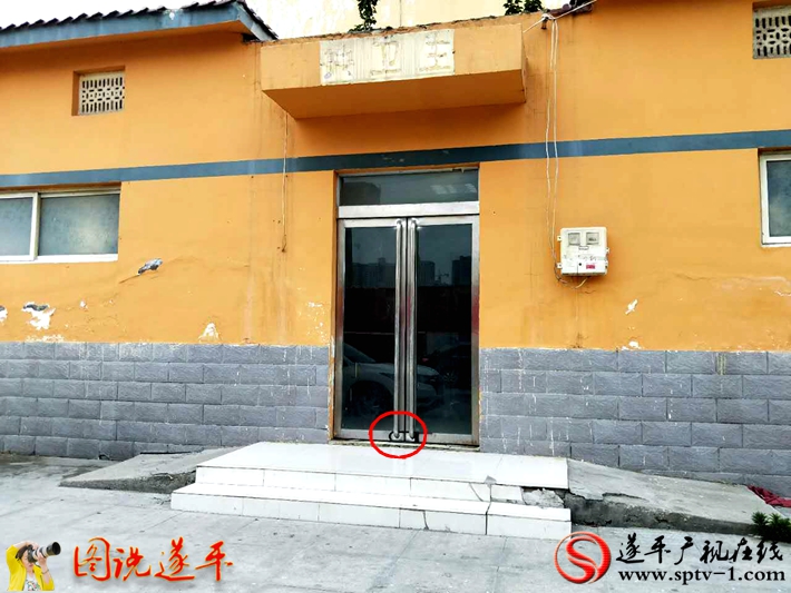 图5:由于内急想找公测方便,在金山北路艺术中心北侧找到此路段唯一的一座公厕,可到门前一看,“铁将军”把门,无奈赶紧离开。