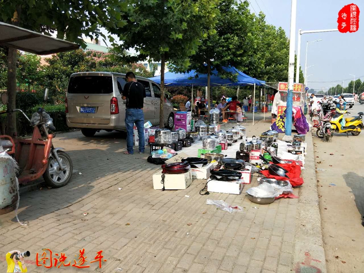 上图:还是金山小学北门,还是占用人行道乱摆摊设点,难道说这是正常现象吗?该由谁来管呢?