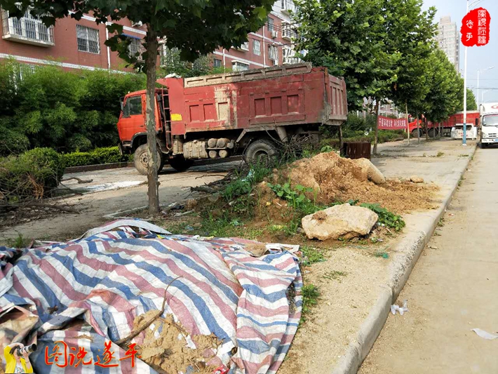 上图:这是停车场还是渣土场?其实,这就是人行道。与人方便自己方便的道理你不知道吗?