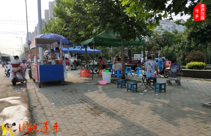 上图:在金山小学北门小商贩们更是随意排摊设点,垃圾遍地。