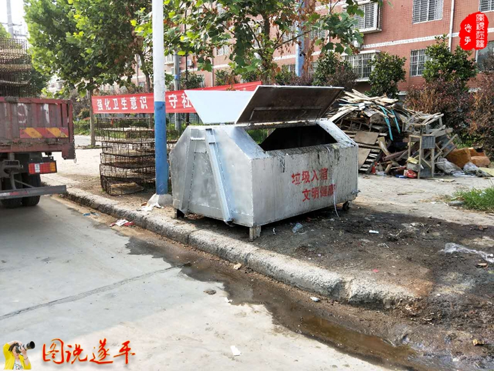 上图:垃圾箱堵着人行道,垃圾箱周边污水横流,臭味熏天。生活垃圾、鸡笼把人行道堵得是个严实。