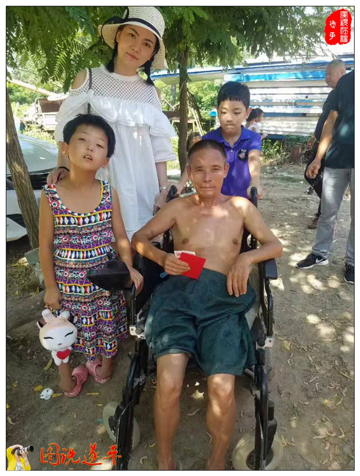 图为:县广播电视台主持人海笑和儿子与董运生和孙女的合影。