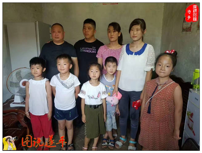 图为:部分爱心志愿者们与任青云姐弟的合影。
