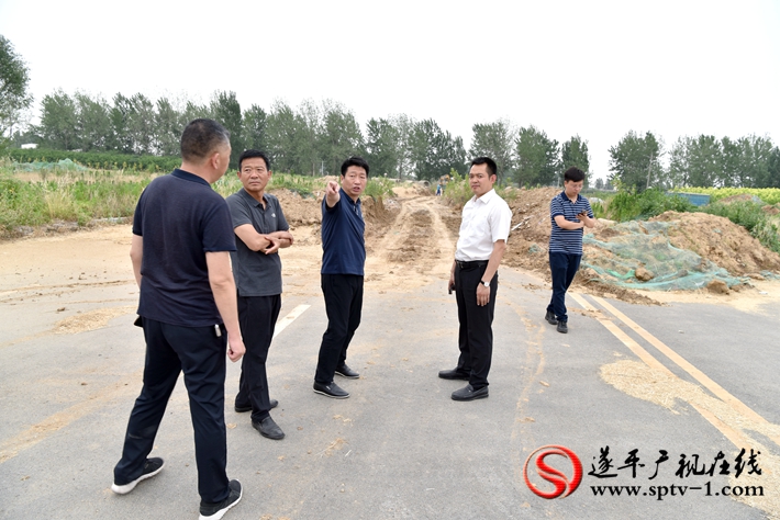 上图:县委副书记尹永彪与相关部门负责人在城南和幸路东段查看此处乱堆乱放及杂草丛生问题,责成城管局协调解决。