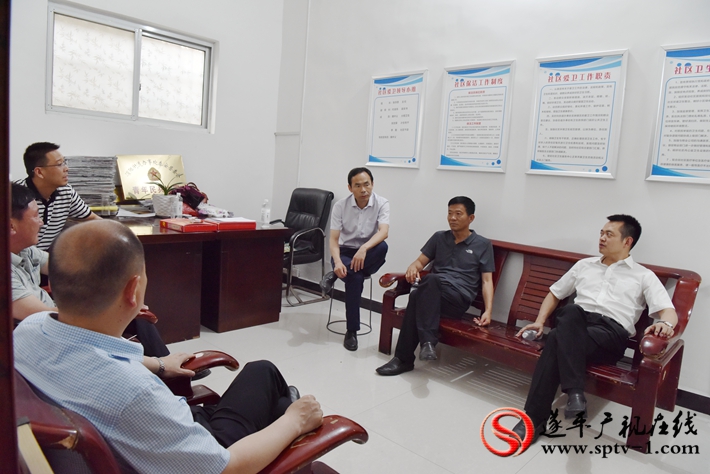 上图:县委副书记尹永彪与相关部门负责人在泰安社区听取该社区创卫进展情况。