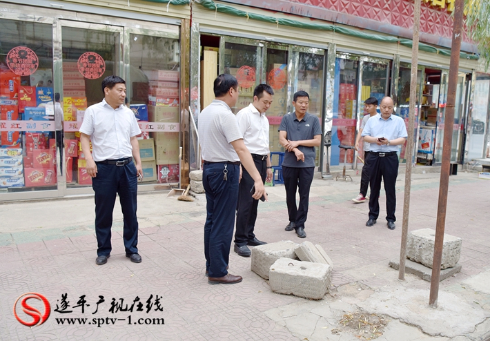 上图:县委副书记尹永彪与相关部门负责人在民安西路查看乱摆乱放情况。