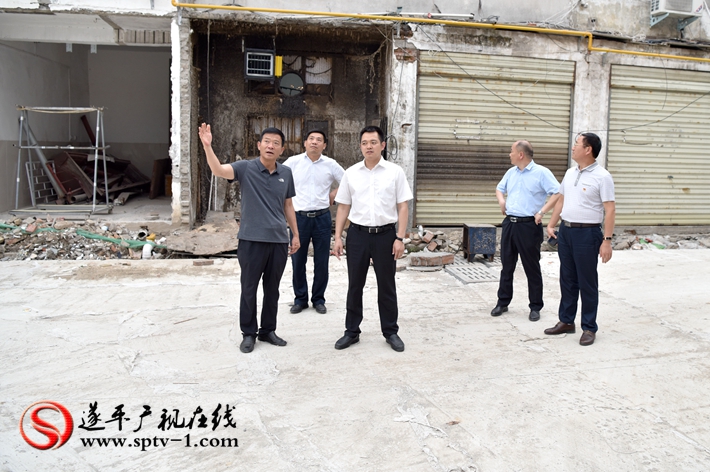 上图:县委副书记尹永彪与相关部门负责人在城南水果市场内查看项目进展情况。