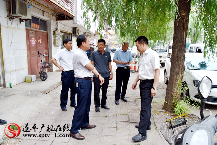 上图:县委副书记尹永彪与相关部门负责人在民安西路查看面砖破损情况,并责成城管局尽快修复。