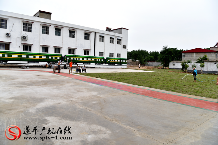 上图:车站街道人民路社区农机公司拆违点实整治后的小游园。