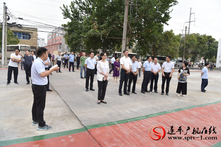 上图:观摩人员在车站街道人民路社区农机公司拆违点实地察看整治情况。