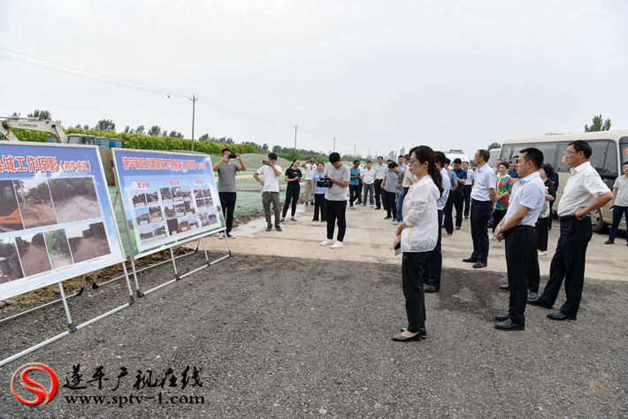 上图:观摩人员在新区管委会和幸路东段实地察看断头路的修复整治情况。