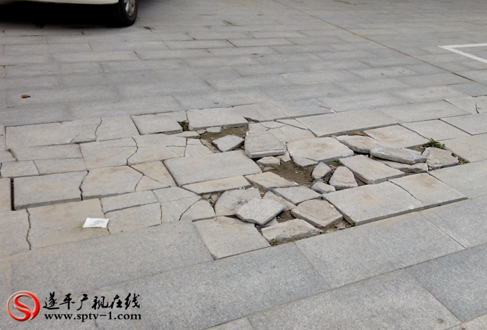上图:文化路北段面砖损坏。