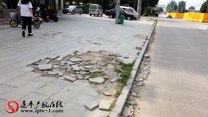 上图:文化路与遂周路交叉口面砖损坏。