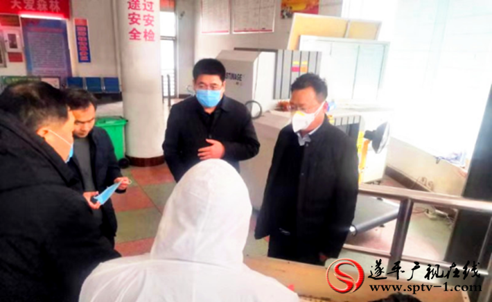 县委常委、县纪委书记张卫东等深入防控卡点实地督查1290_副本