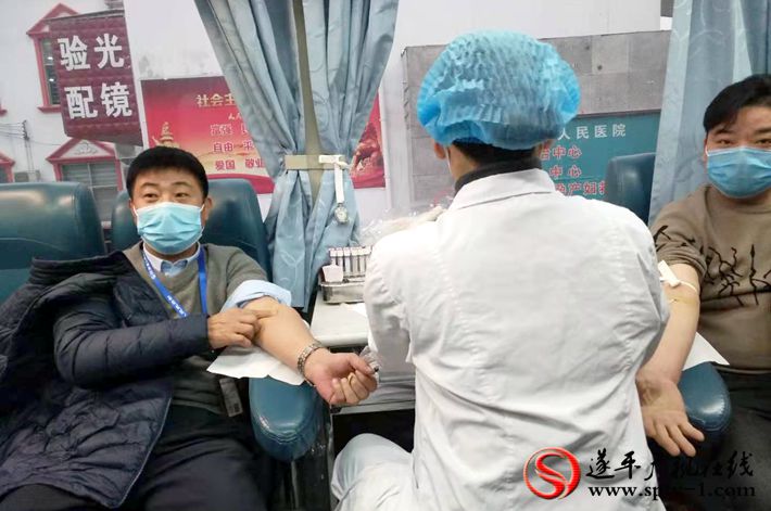 上图:副所长李保全和监督所四科科长高华在献血车上义务献血。