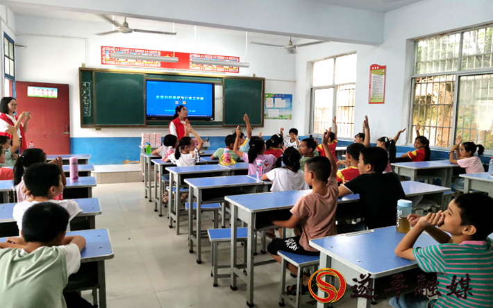 1_扶贫先扶智 大学生支教为遂平县褚堂街道于楼社区小学孩子“筑梦”315_副本