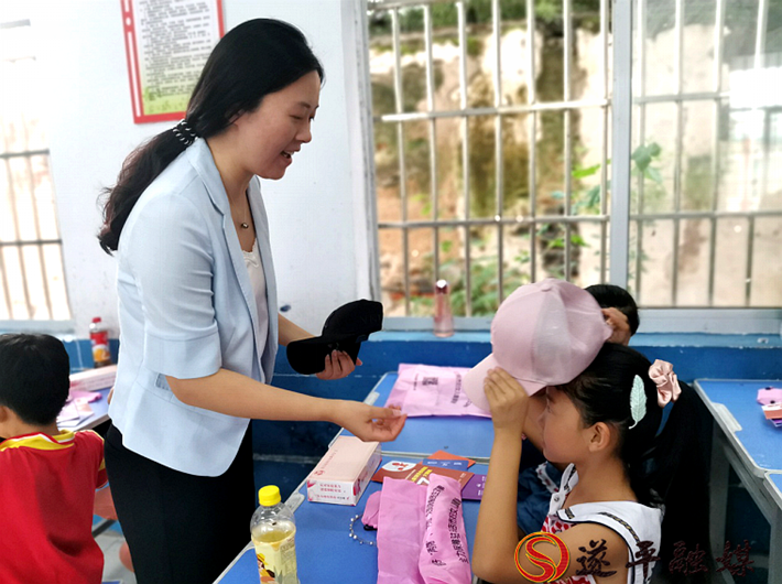 1_扶贫先扶智 大学生支教为遂平县褚堂街道于楼社区小学孩子“筑梦”407_副本