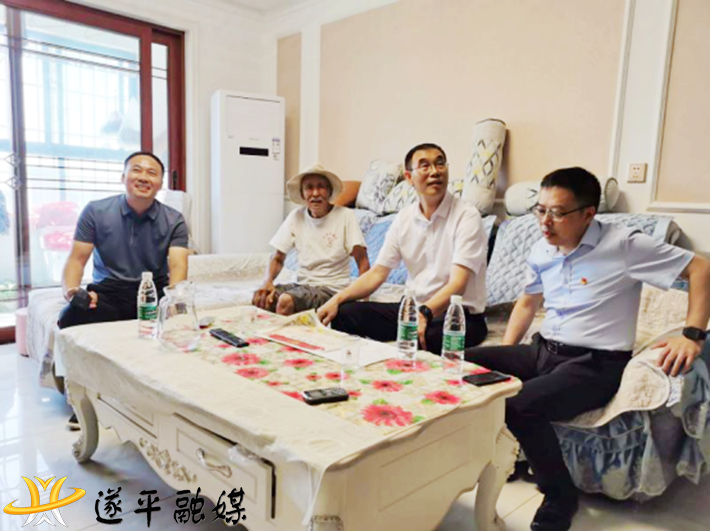 9月3日 遂平县县委常委、副县长薛协超看望慰问抗战老兵和烈士子女327_副本