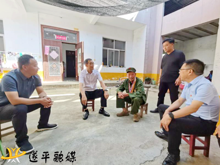 9月3日 遂平县县委常委、副县长薛协超看望慰问抗战老兵和烈士子女188_副本