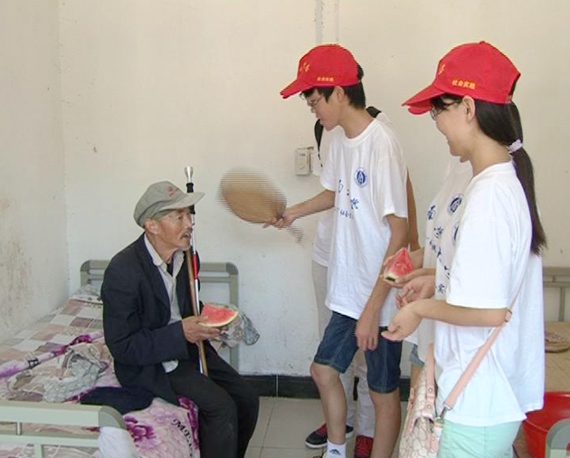 遂平:大学生走进敬老院参加社会实践活动