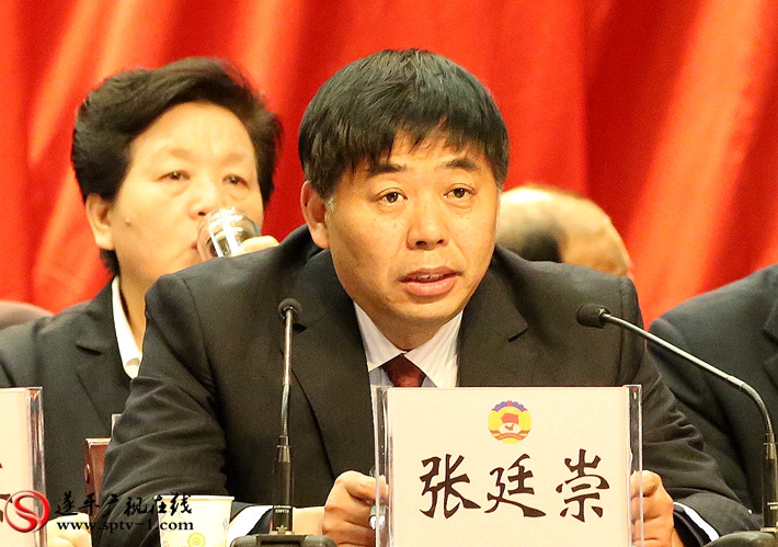 大会主席团常务主席张廷崇主持会议 摄影 赵建明 孙冠红