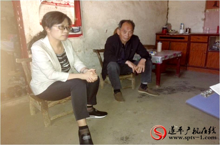 图为:4月28日下午县委书记何冬深入到沈寨镇神沟庙村、槐树乡池庄村、和兴镇后楼村、槐树乡大营村进行暗访检查并走访慰问贫困户。