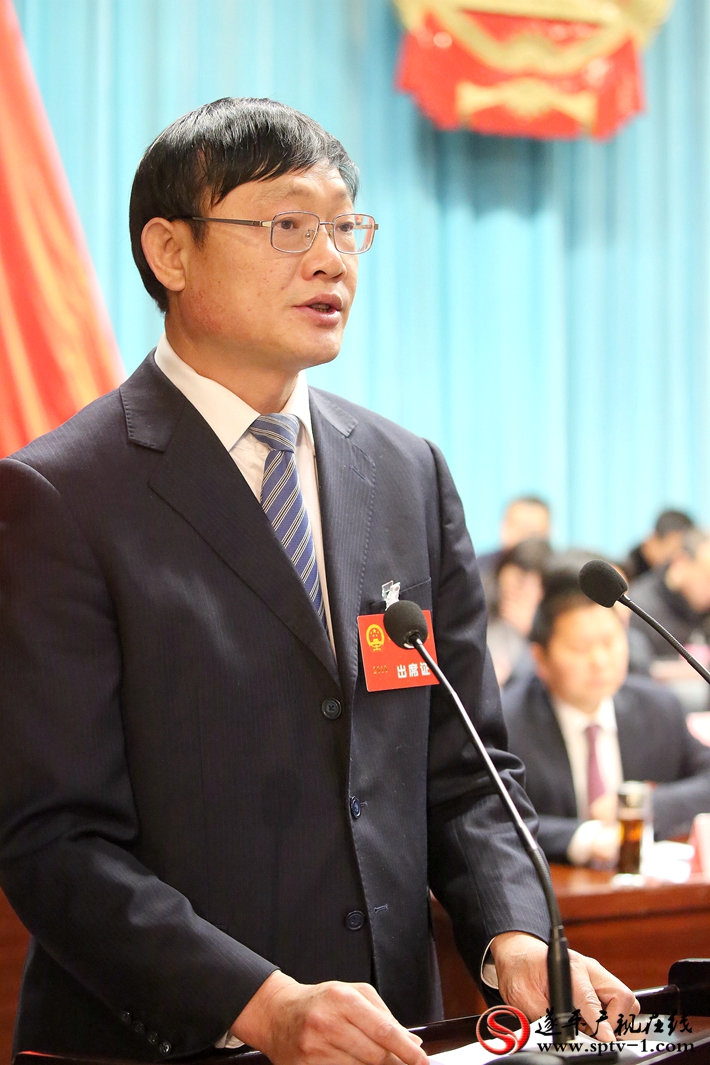 图为:县人民政府县长侯蕴同志在遂平县第十五届人民