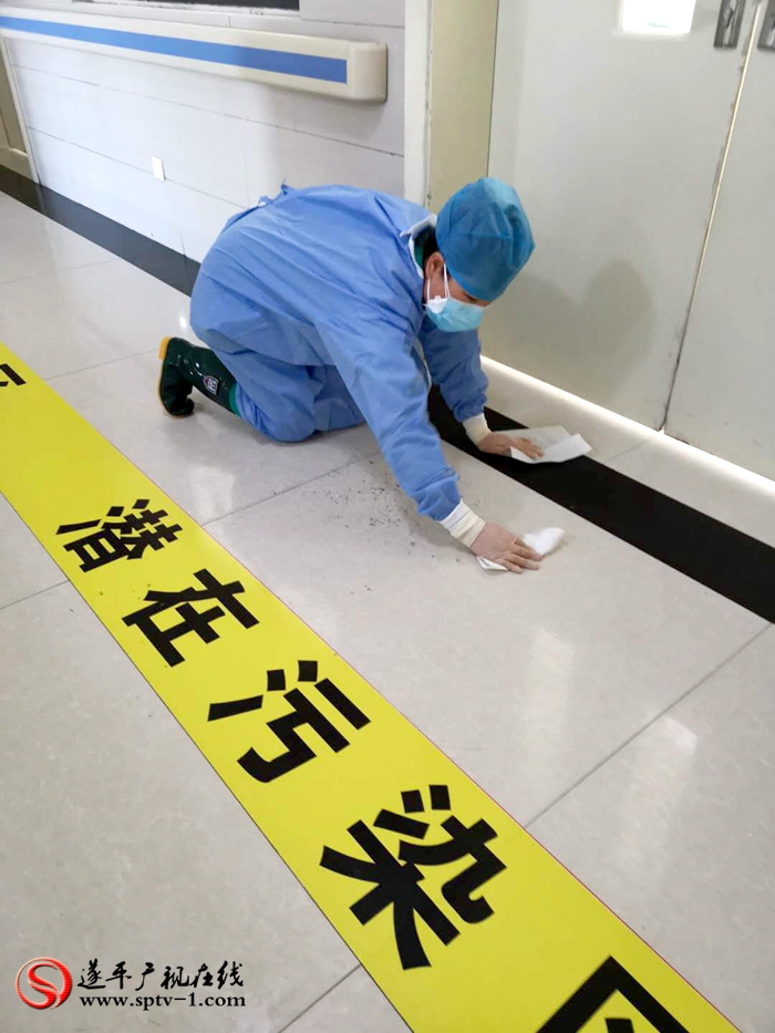 昔日的"家"改装成了"三区两通道"隔离病区,心内科护士长孙勤也